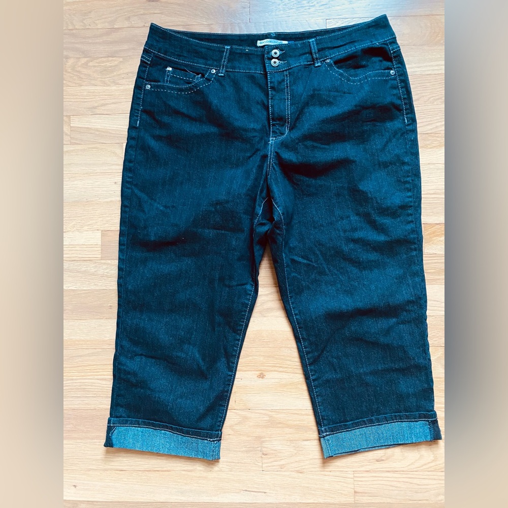 Bandolino Dark Blue Wash Denim Women’s Capris Size 16 with decorative stich
